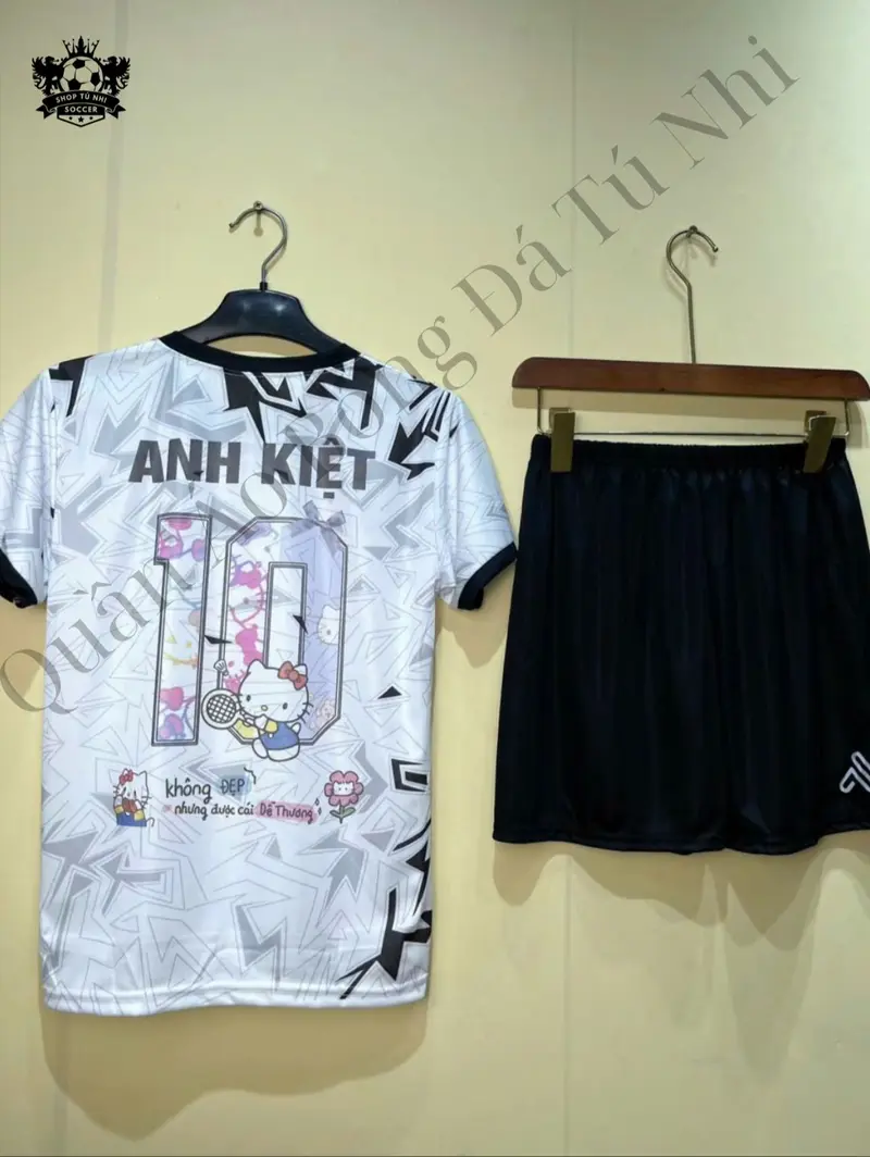 Bộ Quần Áo Bóng Đá "AMAC Kẻ Đen" Lồng Hello Kitty Cầu Lông