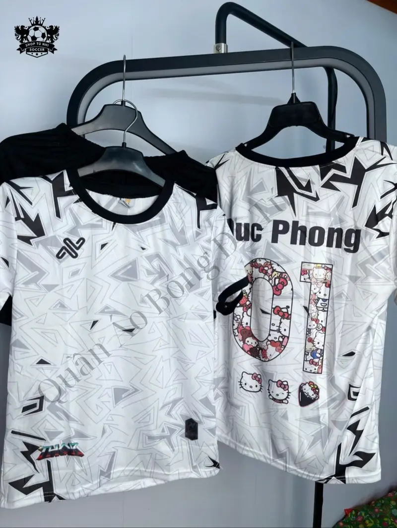 Bộ Quần Áo Bóng Đá "AMAC Kẻ Đen" Lồng Hình Hello Kitty