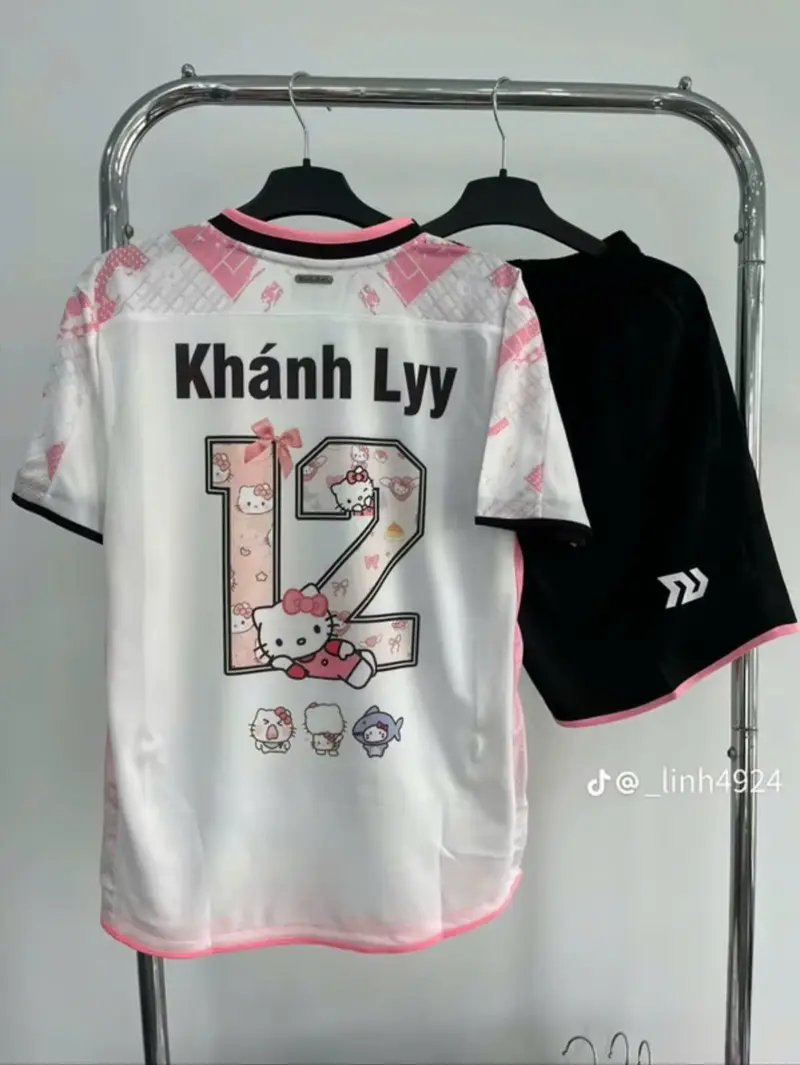 Bộ Quần Áo Bóng Đá "Bull Hồng" Lồng Hình Hello Kitty